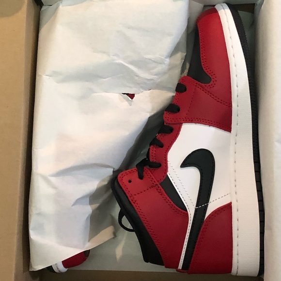 🛑SOLD🛑Air Jordan 1 Mid GS Chicago 554725-069 - Picture 8 of 11